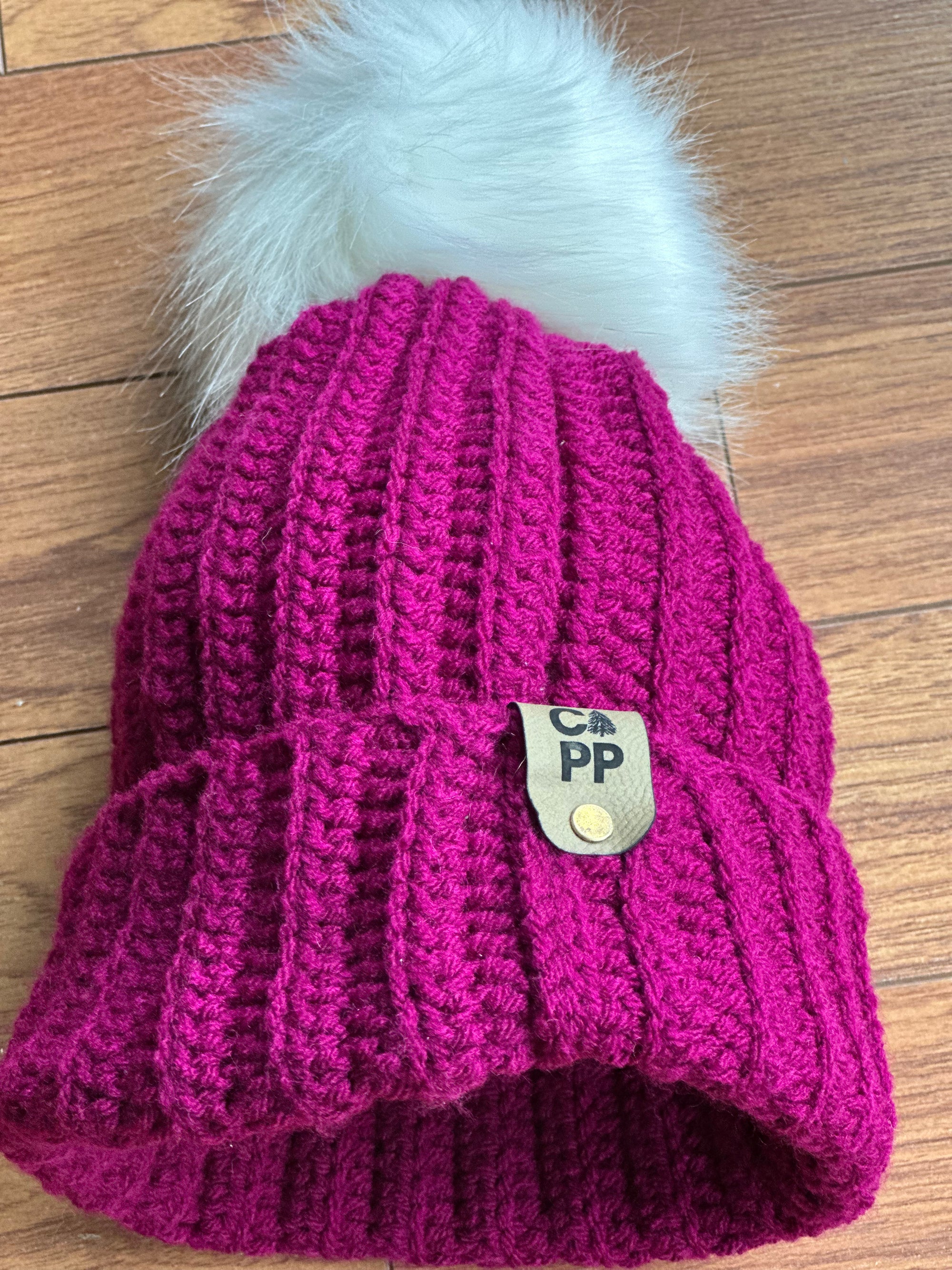 Tuque rose-bourgogne avec pompon - T120 - Épuisée