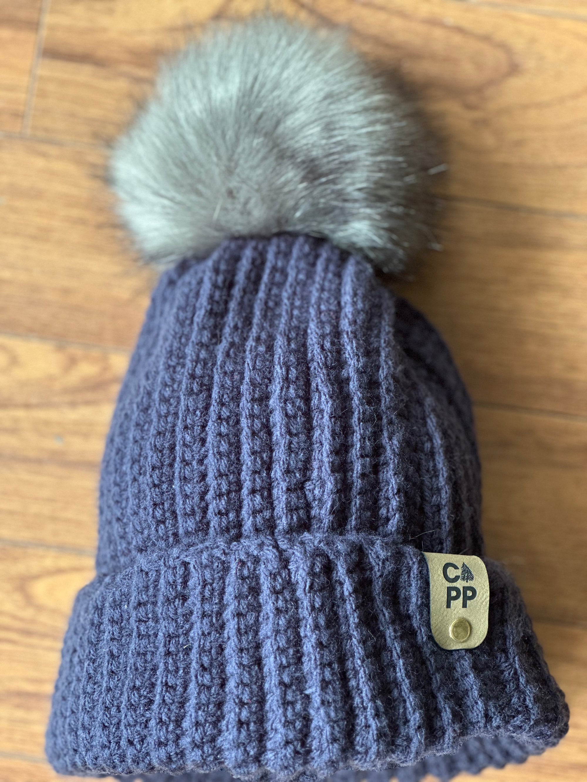 Tuque bleue marine avec pompon - T117
